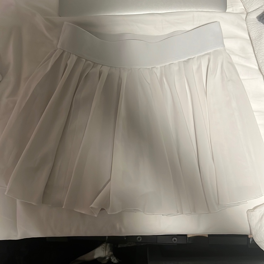 Aritzia TNA white tennis skirt, SIZE SMALL but stretchy
